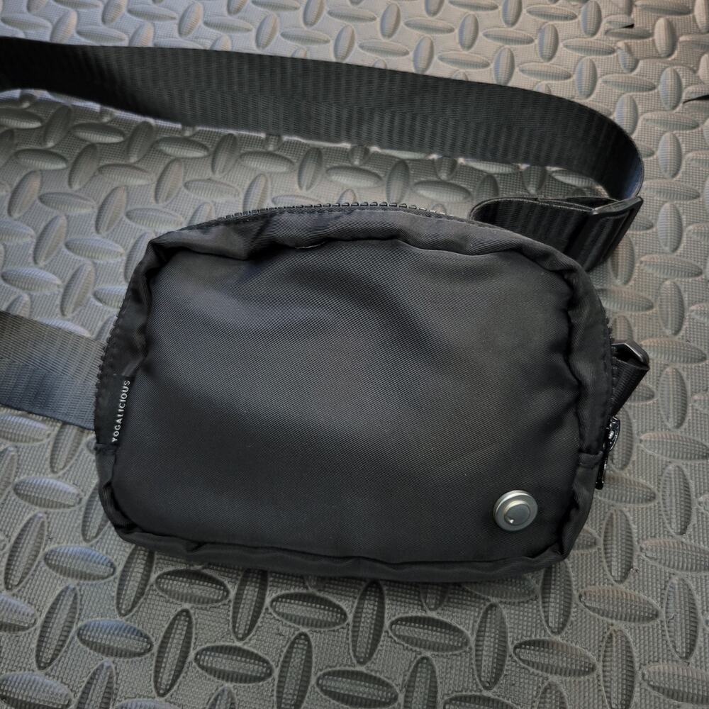 Yogalicous Girls Black Crossbody Fanny Pack Athleisure Activewear Yoga Running